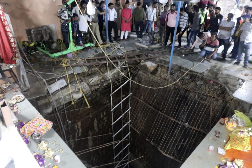 Covering over well at Indian temple collapses, killing 35