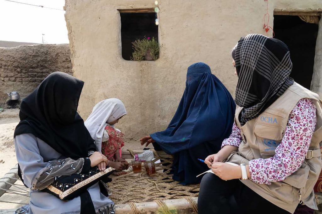 An OCHA staff member speaks with displaced women in the eastern province of Nangahar in Afghanistan.