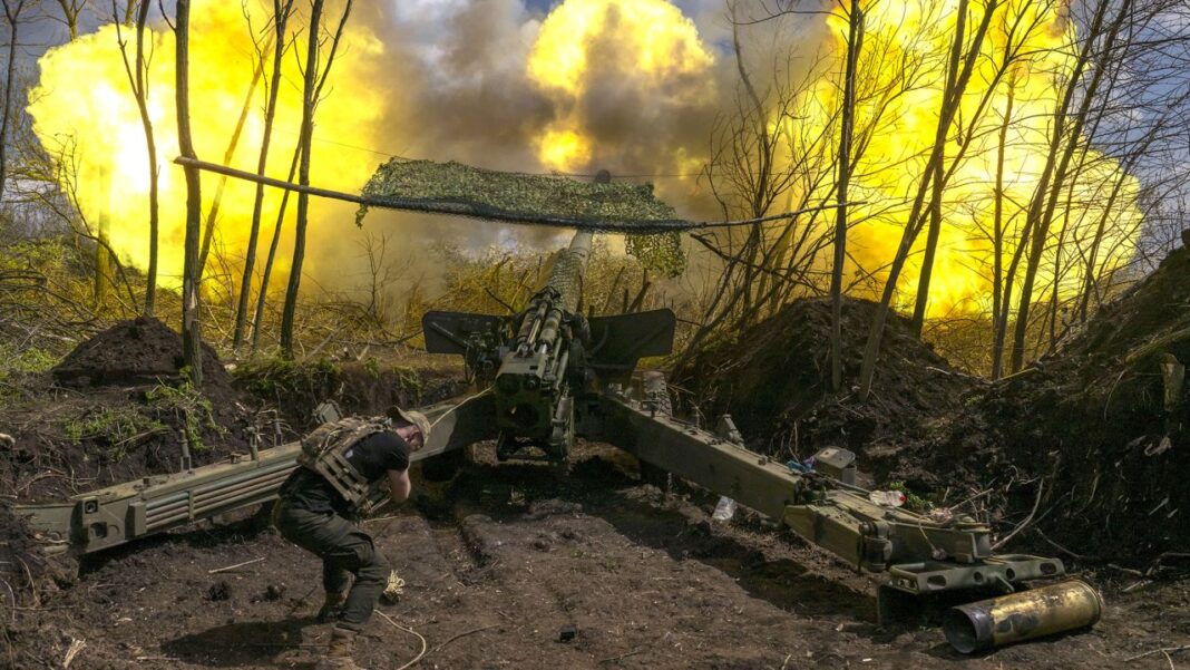 Ukrainian soldiers fire artillery on the Donetsk front line on April 24, 2023.