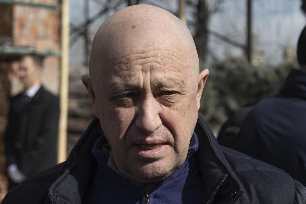 Who is the head of the mercenary group calling for an armed rebellion in Russia?