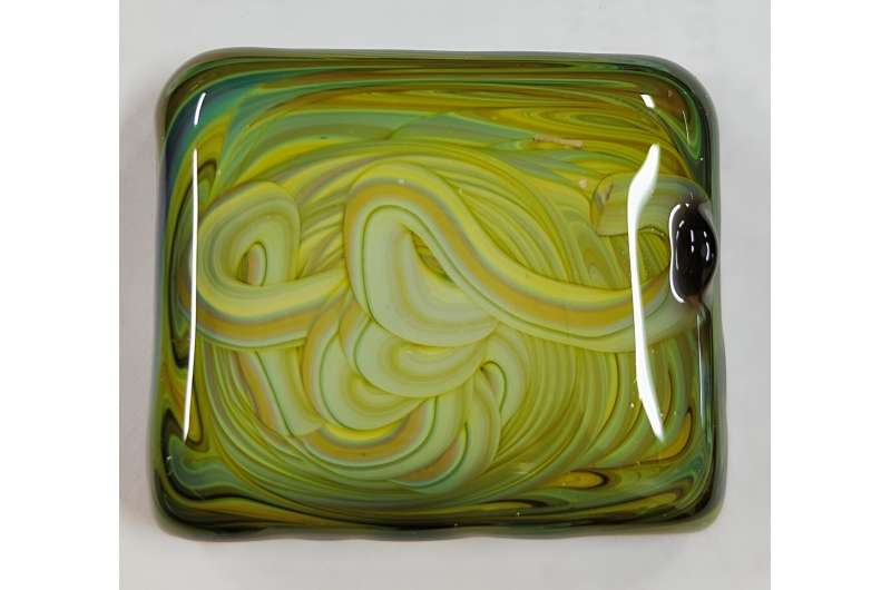 Study explains role of certain types of oxide in structure and development of specialty glass