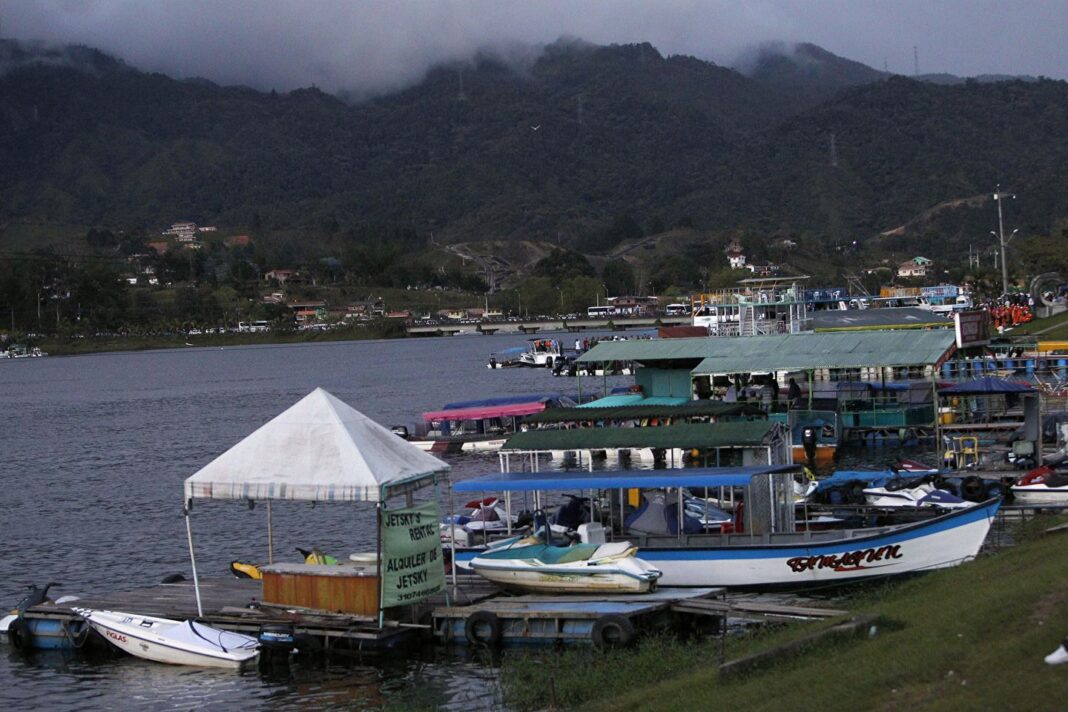 Landslide of plants and soil injures at least 15 at Colombian tourist attraction