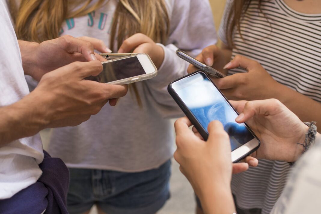 Research finds more teens turning to social media, not parents, for life lessons